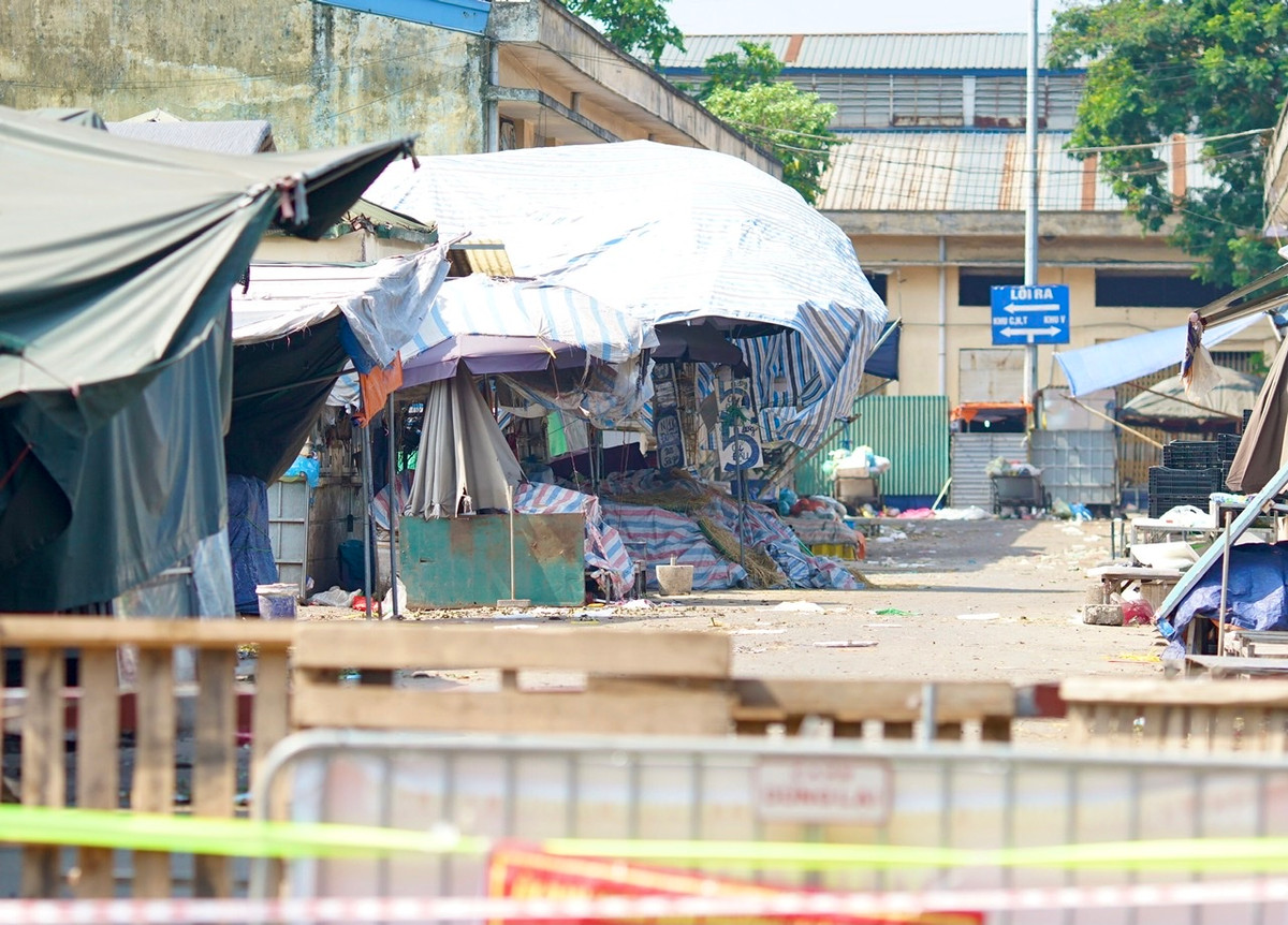 Toàn bộ chợ đóng cửa, các quầy hàng bên trong chợ bỏ không.