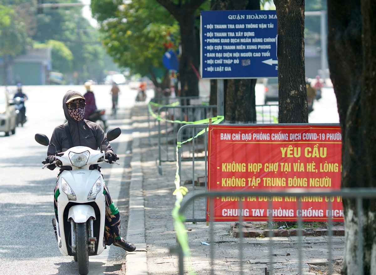 Nhiều người dân sống quanh đây bất ngờ khi chợ bị đóng cửa. Chị Phượng - (sống tại phố Nguyễn Chính) cho biết, đây là chợ lớn nhất ở khu vực này, hiện chị đang chưa biết đi chợ nào mua thực phẩm.