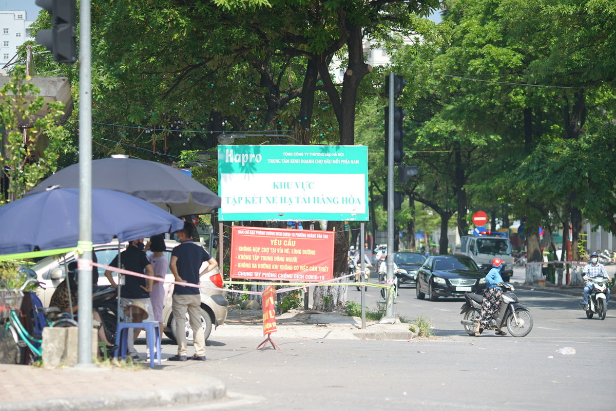 Khu vực bãi xe chở thực phẩm cũng đã bị phong toả.