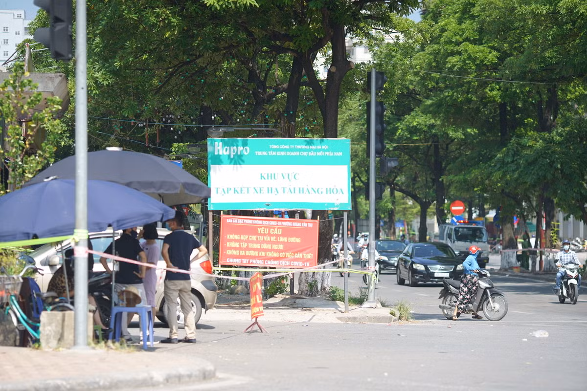 Khu vực bãi xe chở thực phẩm cũng đã bị phong toả.