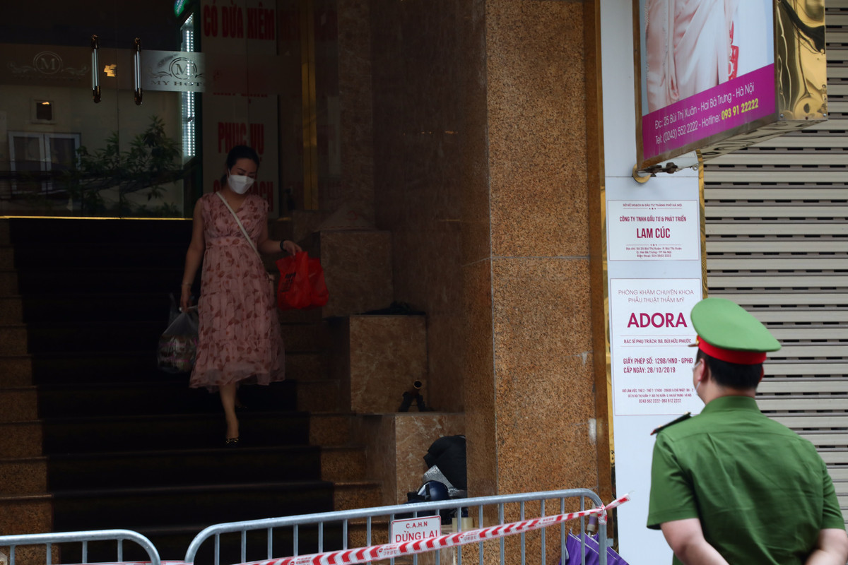 Khách sạn số 89 Bùi Thị Xuân (quận Hai Bà Trưng) lập tức bị phong toả. Đây là nơi các ca F0 này lưu trú trong thời gian ở Hà Nội.