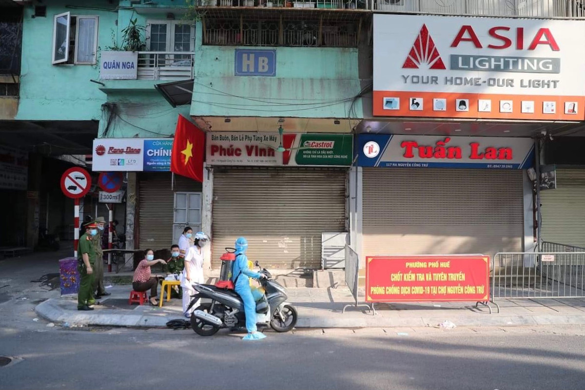 Ngoài ra, nhiều cửa hàng trên phố Nguyễn Công Trứ cũng buộc phải đóng cửa do các F0 này có di chuyển đến.