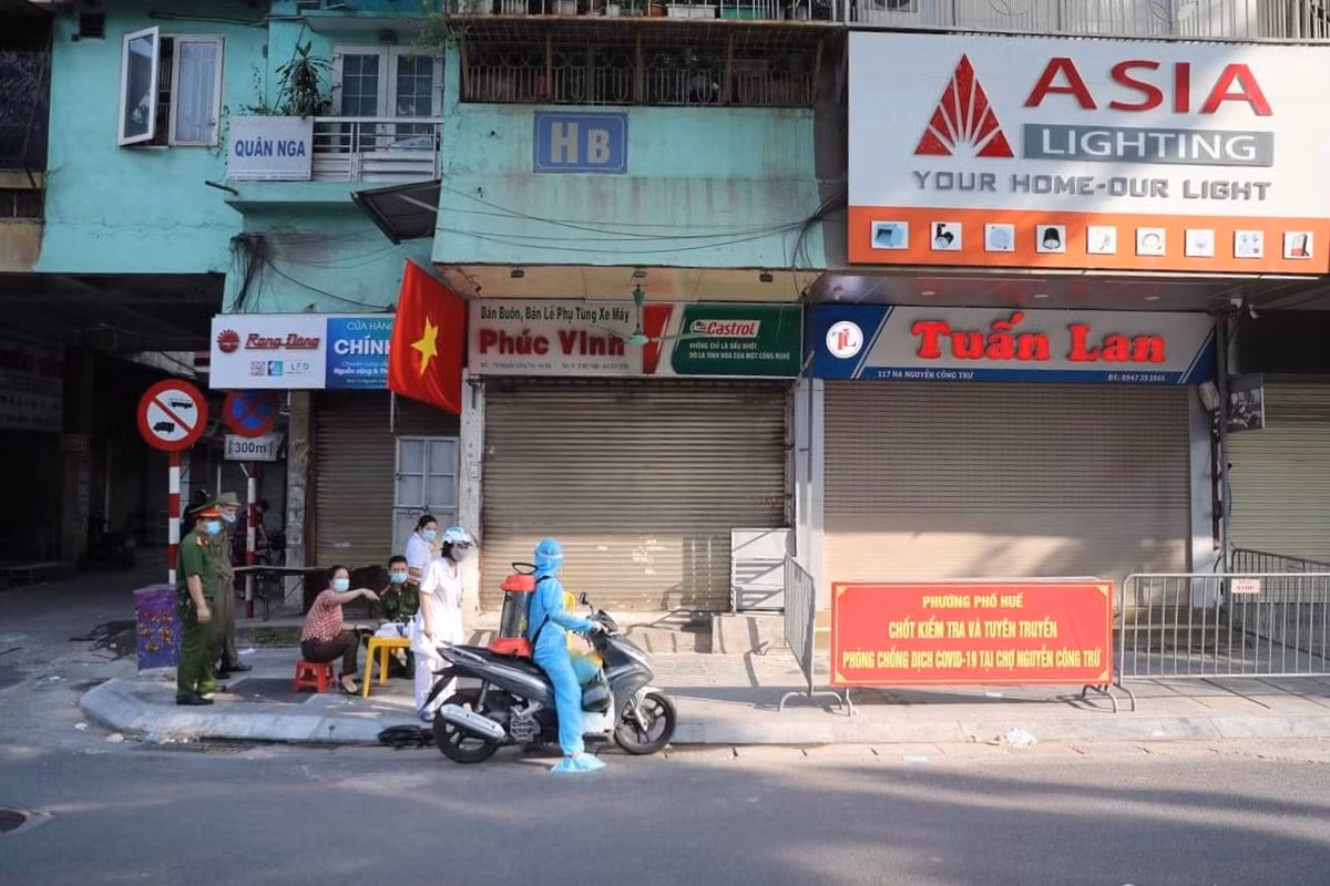 Ha Noi: Hang loat hang quan bi dong cua do 5 ca F0 den-Hinh-10