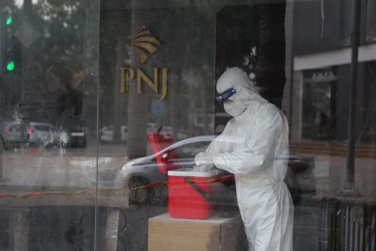 Lực lượng chức năng đã phong toả toàn bộ cửa hàng, phun khử khuẩn và lấy mẫu xét nghiệm.