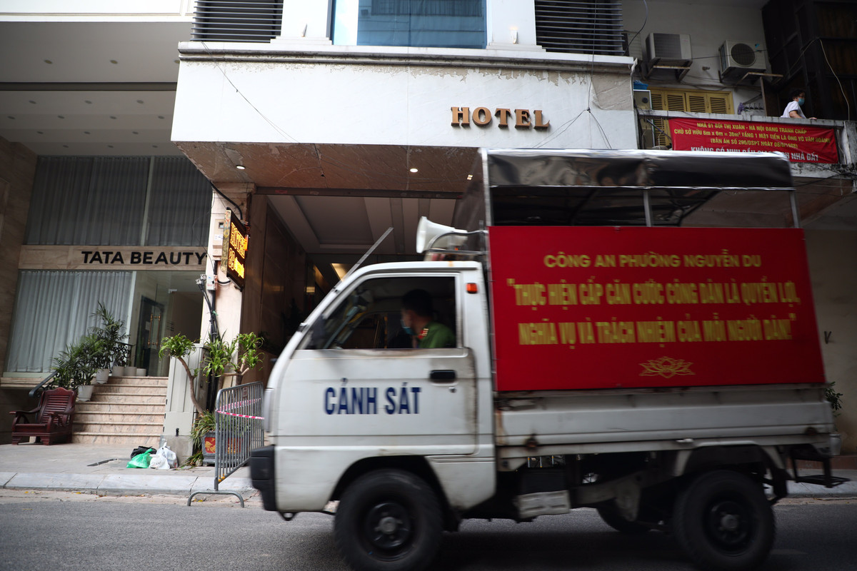 Lực lượng chức năng đã tiến hành phun khử khuẩn và hướng dẫn người dân hạn chế đi qua khu vực của khách sạn.