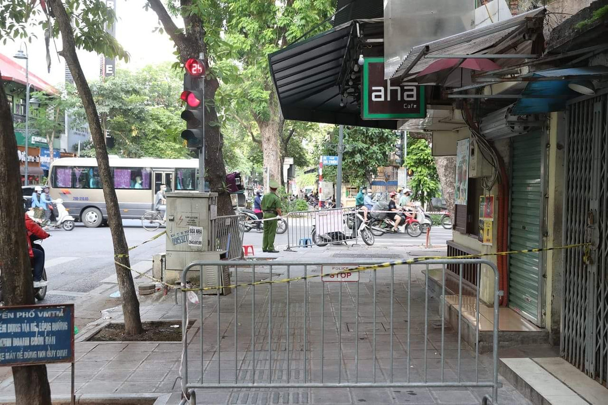 Quán cafe Aha tại ngã tư Bà Triệu - Tô Hiến Thành cùng một số quán cafe xung quanh cũng bị phong toả, nghỉ bán hàng.