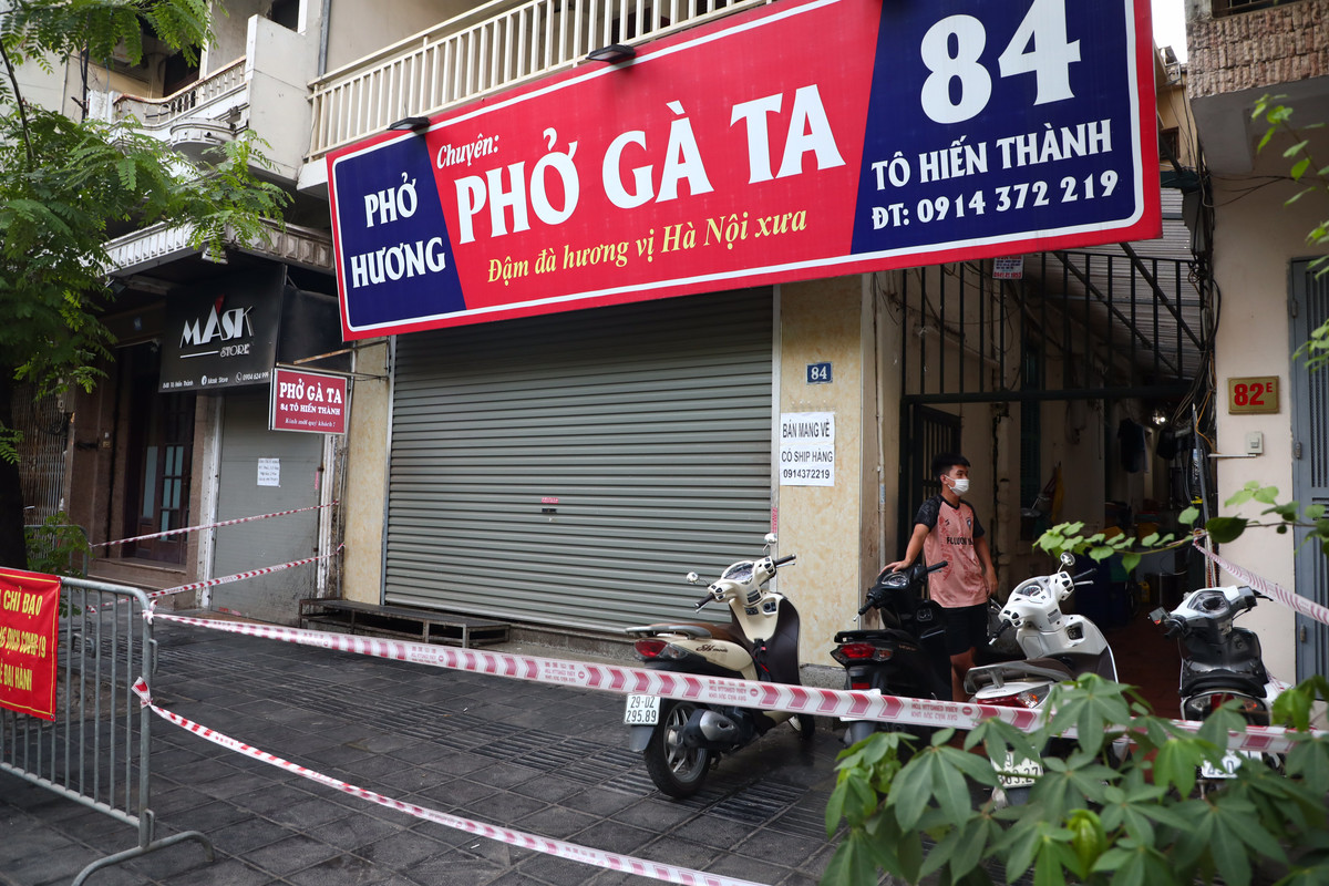 Ngoài ra, 5 ca F0 này cũng di chuyển đến nhiều cửa hàng trên địa bàn quận Hai Bà Trưng.