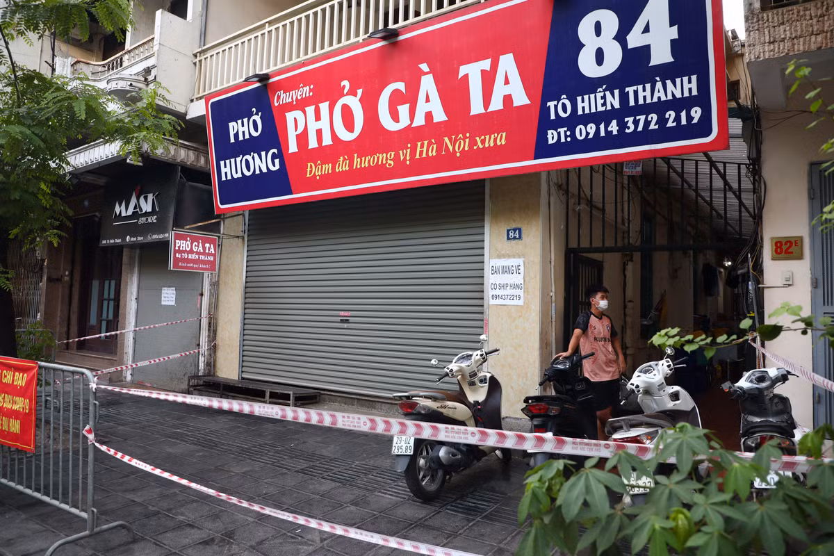 Ha Noi: Hang loat hang quan bi dong cua do 5 ca F0 den-Hinh-4