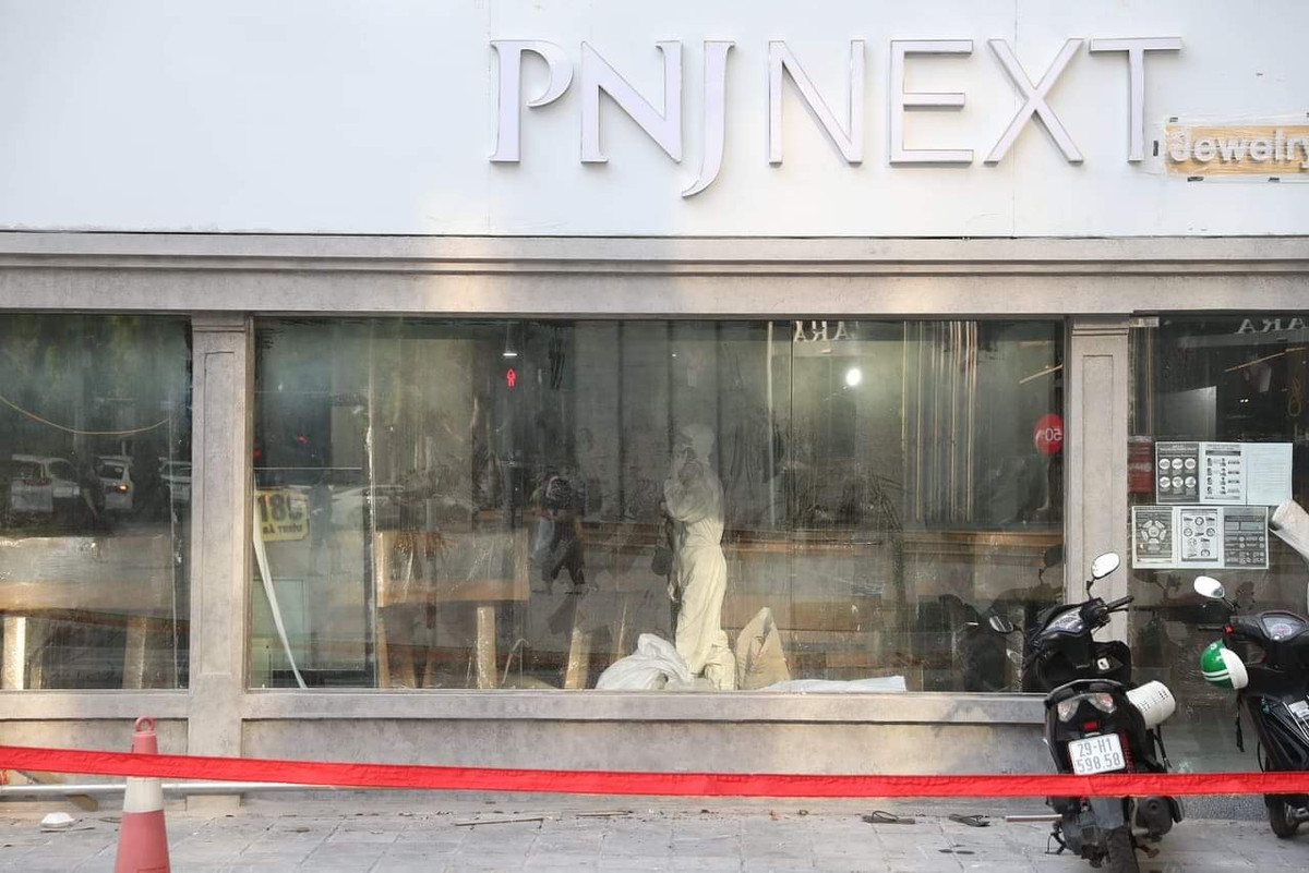 Tại cửa hàng trang sức PNJ đang được thi công (ngã tư Bà Triệu - Đoàn Trần Nghiệp), đại diện của showroom cho biết có 5 ca F0 từng đến địa điểm này.