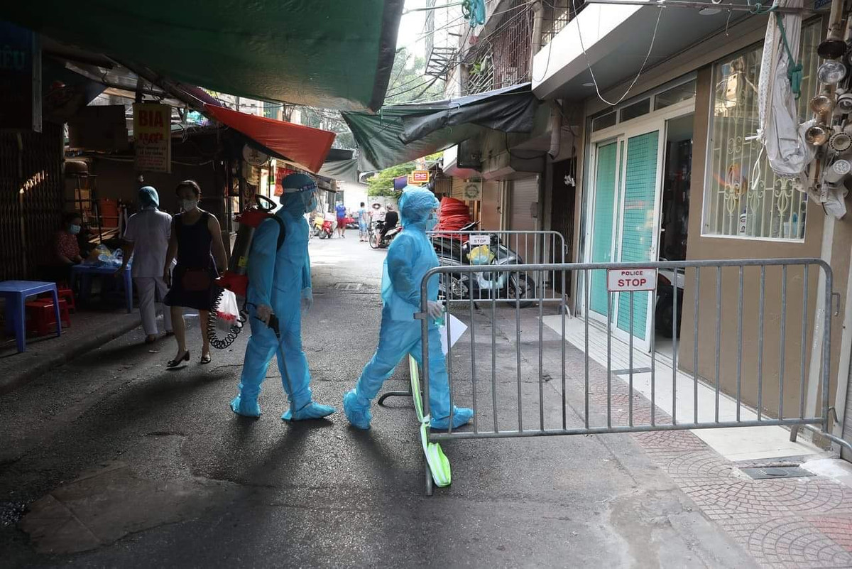 UBND phường Nguyễn Du cho biết, lực lượng chức năng vẫn đang tiếp tục tiến hành truy vết những người có liên quan đến 5 ca F0 này.