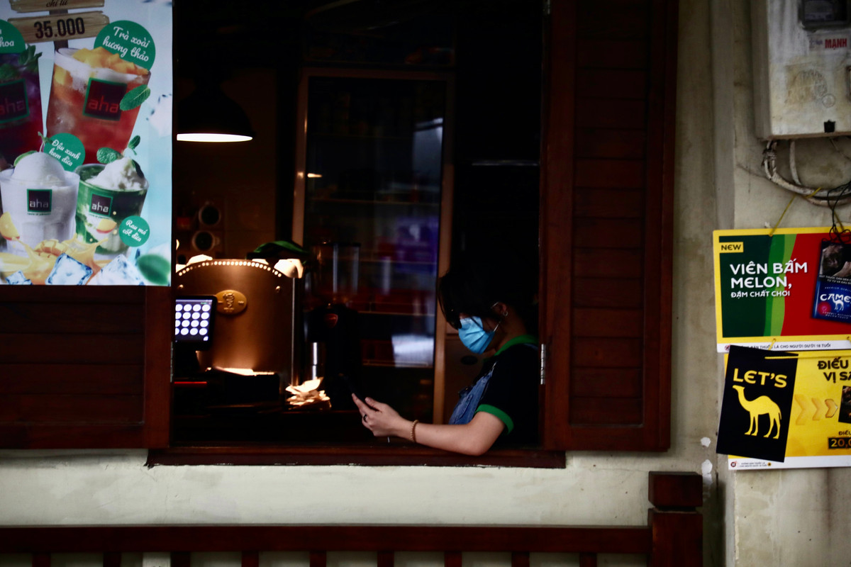 Nhân viên quán cafe Aha cũng phải cách ly tại chỗ chờ lấy mẫu xét nghiệm và theo dõi tình hình sức khoẻ.