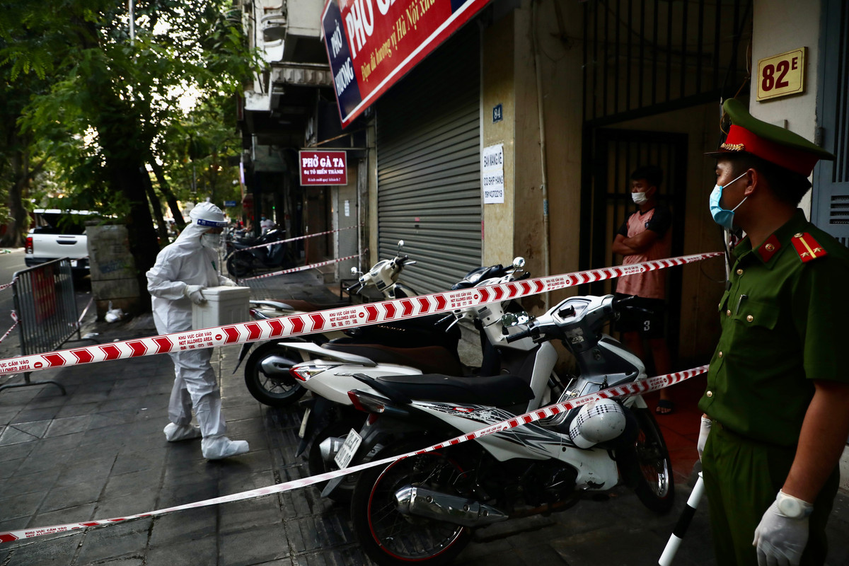 Lực lượng chức năng phong toả và lấy mẫu xét nghiệm toàn bộ nhân viên của quán phở số 84 Tô Hiến Thành.