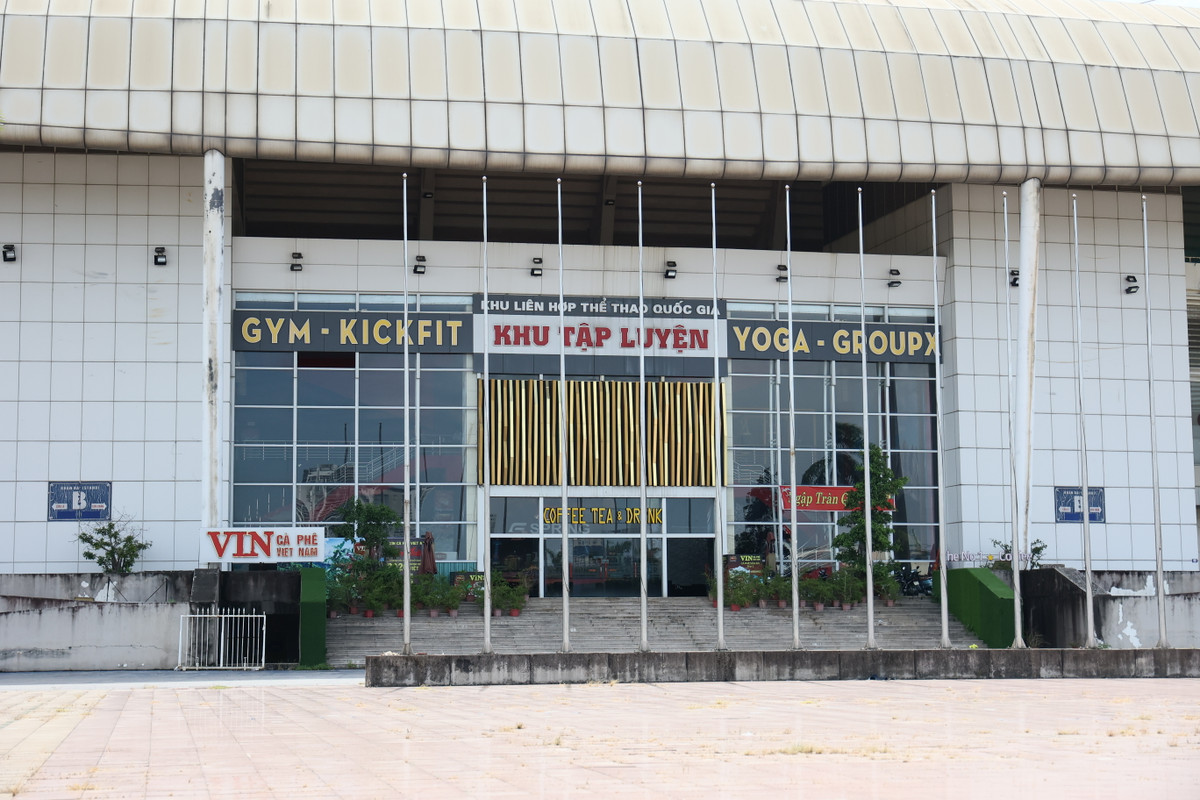 Sảnh chính của SVĐ Quốc gia Mỹ Đình từ nhiều năm nay đã là phòng tập Gym, xung quanh có quán phục vụ cafe.