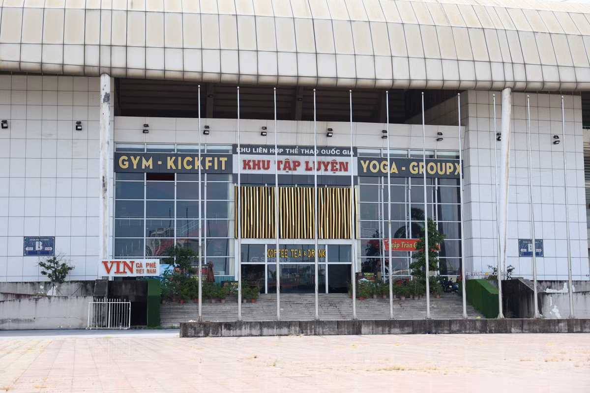 Sảnh chính của SVĐ Quốc gia Mỹ Đình từ nhiều năm nay đã là phòng tập Gym, xung quanh có quán phục vụ cafe.