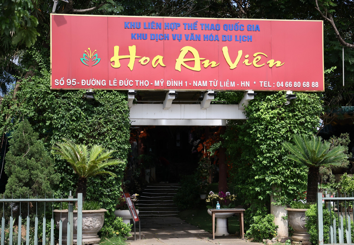 Phần lớn đất ngoài mặt đường của Khu LHTTQG đã cho nhà hàng, quán ăn thuê kinh doanh.