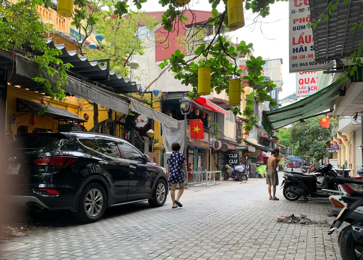 Ngay cả phố Cấm Chỉ - phố ẩm thực lớn nhất Hà Nội cũng không còn mấy người qua lại. Trước kia phố này hoạt động 24/24 nhưng những ngày nay chỉ còn vài hàng mở bán mang về.