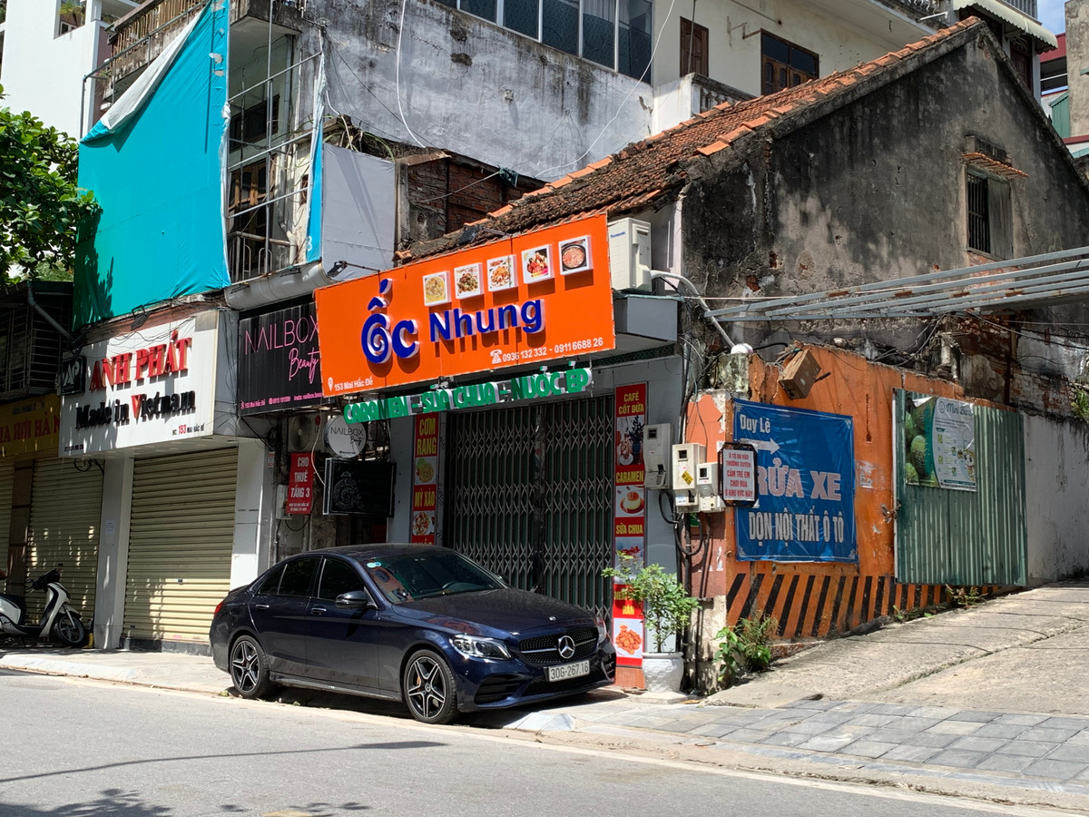 Bãi trông giữ xe ô tô ngay cạnh nhưng “xế hộp” này vẫn vô tư đỗ chặn vài cửa hàng trên phố Mai Hắc Đế đã… đóng cửa.