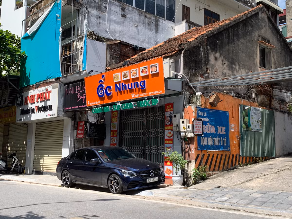 Bãi trông giữ xe ô tô ngay cạnh nhưng “xế hộp” này vẫn vô tư đỗ chặn vài cửa hàng trên phố Mai Hắc Đế đã… đóng cửa.