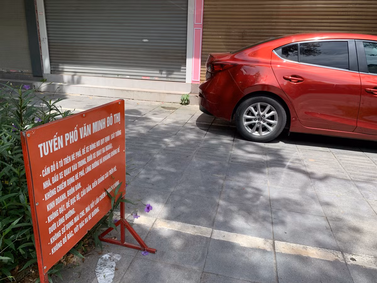 Vỉa hè vốn dành cho người đi bộ thì nay cũng không mấy ai quan tâm khi xe ô tô chắn ngang đường đi.
