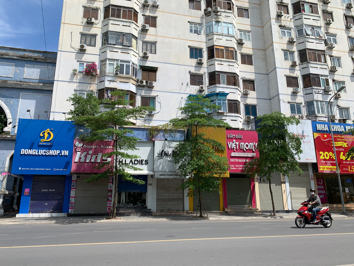Theo ghi nhận của PV báo Tri thức và Cuộc sống, dọc các tuyến phố lớn như Phố Huế, Bà Triệu, Phạm Ngọc Thạch, Tôn Thất Tùng… ngày thường luôn nhộn nhịp thì nay không còn cửa hàng nào mở.