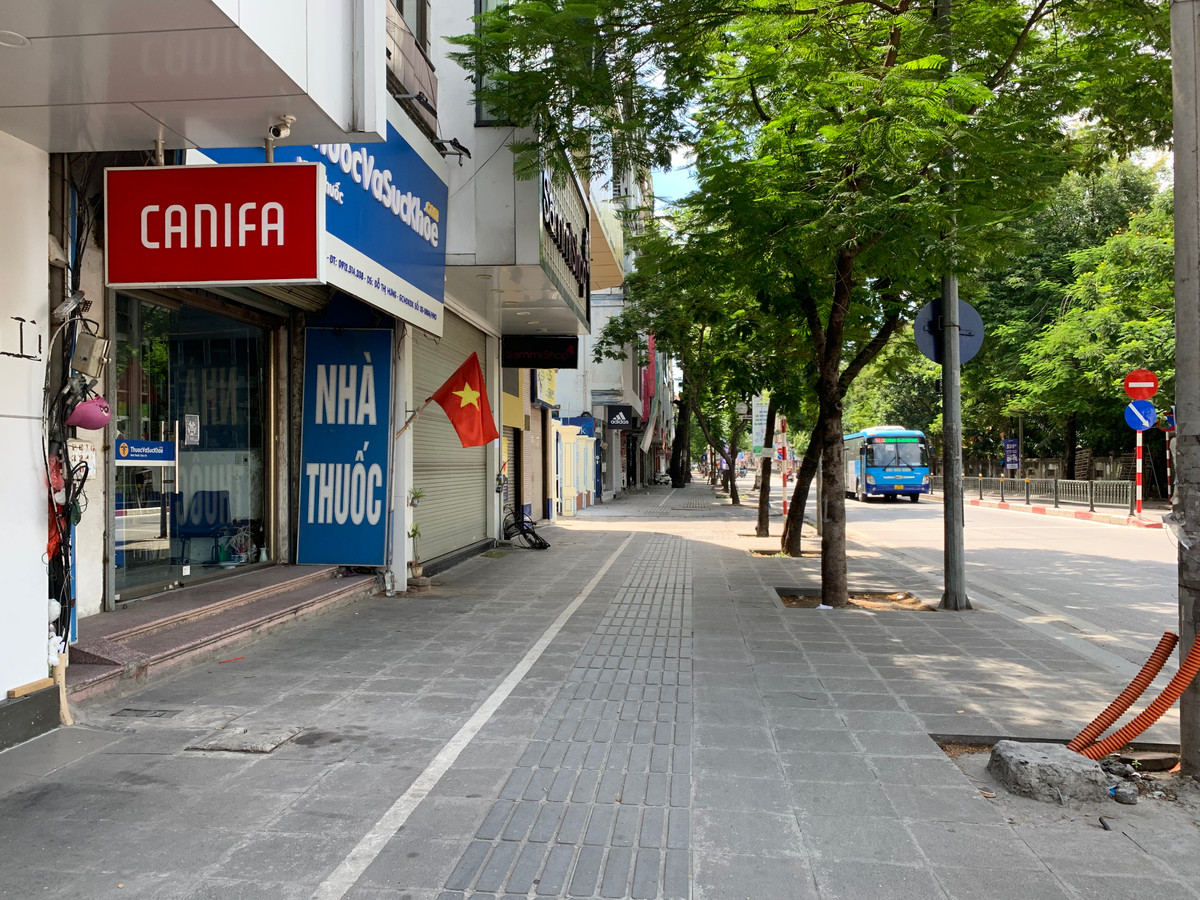 Dọc phố Chùa Bộc chỉ có 1 hiệu thuốc mở cửa, nhiều cửa hàng đã treo biển cho thuê hoặc sang nhượng cửa hàng.