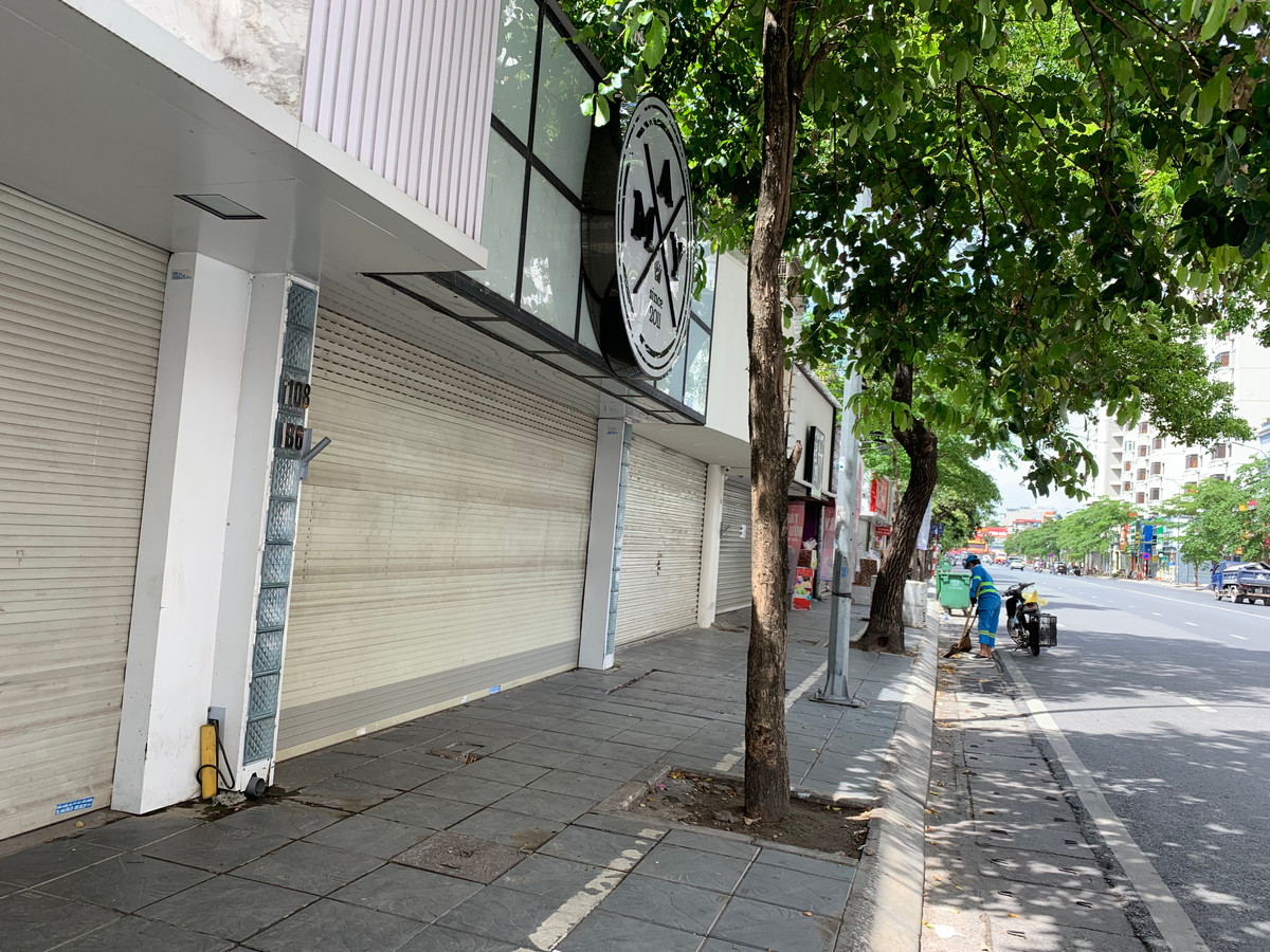 Dù không nằm trong nhóm bị buộc đóng cửa nhưng do khó kinh doanh trong mùa dịch COVID-19 khiến nhiều cửa hàng vẫn buộc phải dừng hoạt động,
