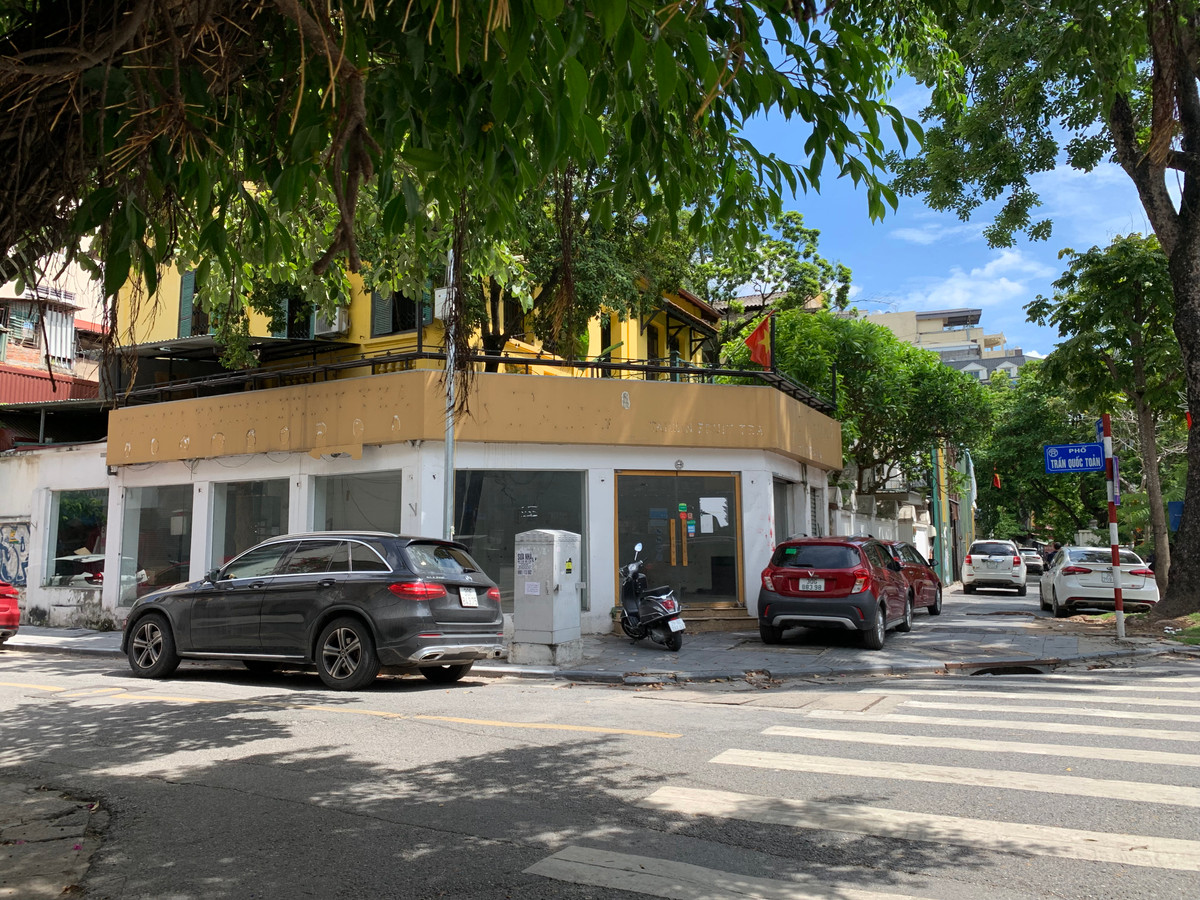 Những cửa hàng mặt tiền phố lớn vốn trước đây là “đất vàng” thì nay thành điểm đỗ xe ô tô. Trong ảnh: Xe ô tô đỗ thoải mái trên vỉa hè ngã tư Bà Triệu - Trần Quốc Toản do các cửa hàng đã đóng cửa.