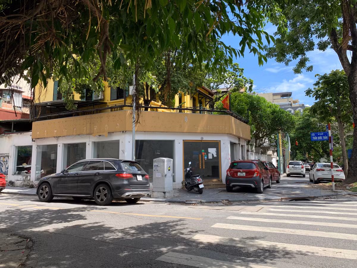 Những cửa hàng mặt tiền phố lớn vốn trước đây là “đất vàng” thì nay thành điểm đỗ xe ô tô. Trong ảnh: Xe ô tô đỗ thoải mái trên vỉa hè ngã tư Bà Triệu - Trần Quốc Toản do các cửa hàng đã đóng cửa.