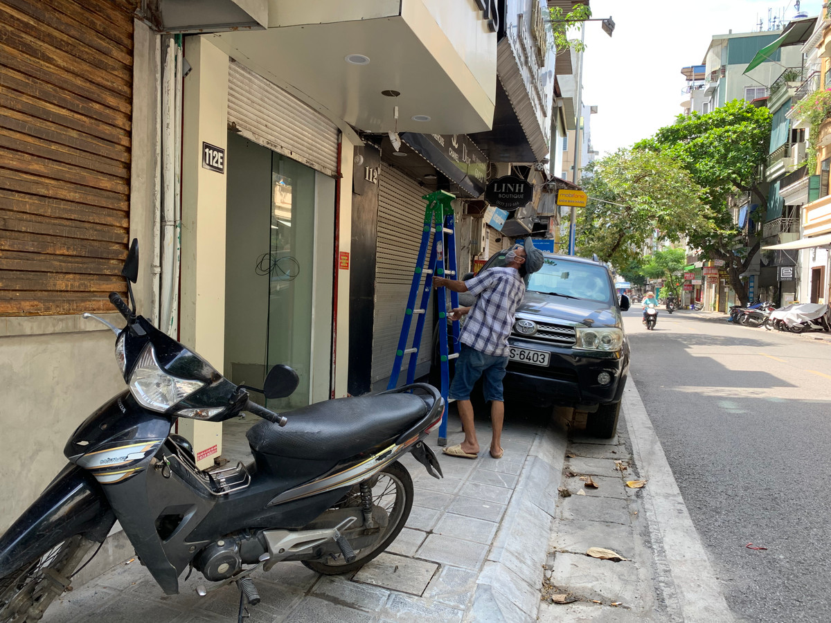 Phố Bùi Thị Xuân vốn là tuyến phố rất đông khách, cửa hàng nhộn nhịp nhưng nay cùng đóng cửa im lìm, “nhường” mặt tiền, vỉa hè cho ô tô đỗ.