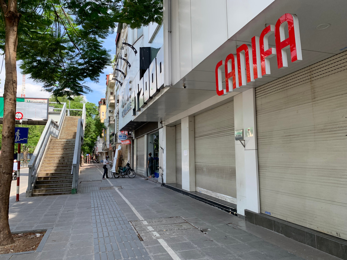 Trong những ngày dịch bệnh COVID-19 đang hoành hành, đường phố Hà Nội vắng lặng lạ thường khi gần như toàn bộ cửa hàng đều đóng cửa.