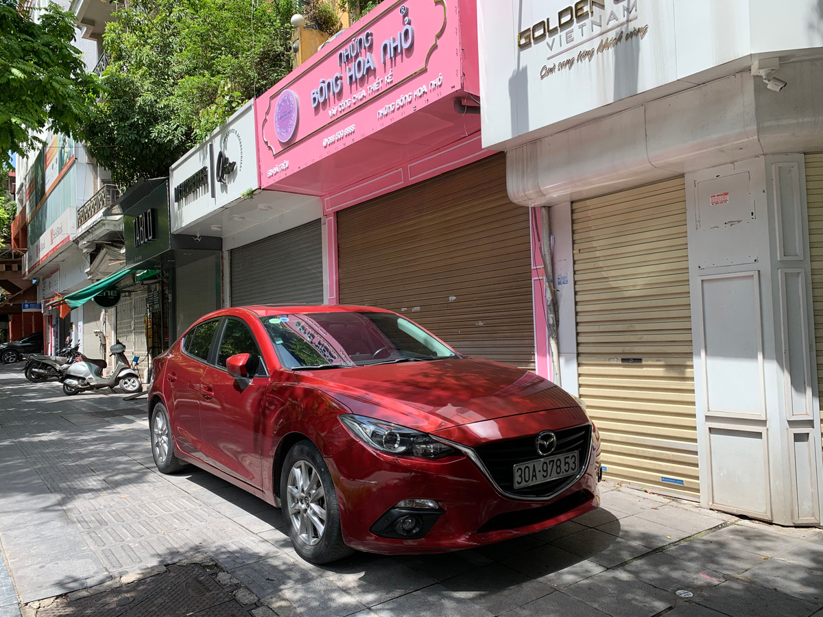 Những xe ô tô đỗ cả ngày bịt kín mặt tiền cửa hàng phố Bà Triệu mà không bị ai nhắc.