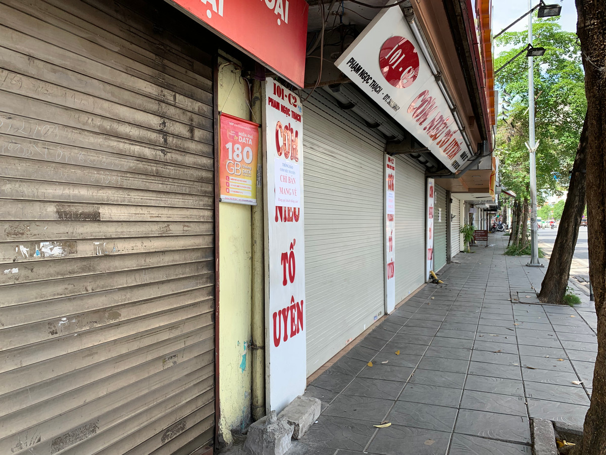 Hàng quán đóng cửa, phố xá vắng vẻ.