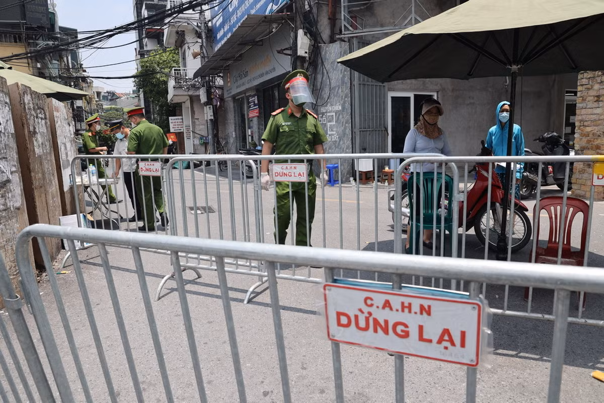 Theo quyết định, Chủ tịch UBND phường Chương Dương sẽ phải chịu trách nhiệm trước UBND quận Hoàn Kiếm về việc tổ chức thực hiện cách ly toàn bộ phường Chương Dương.