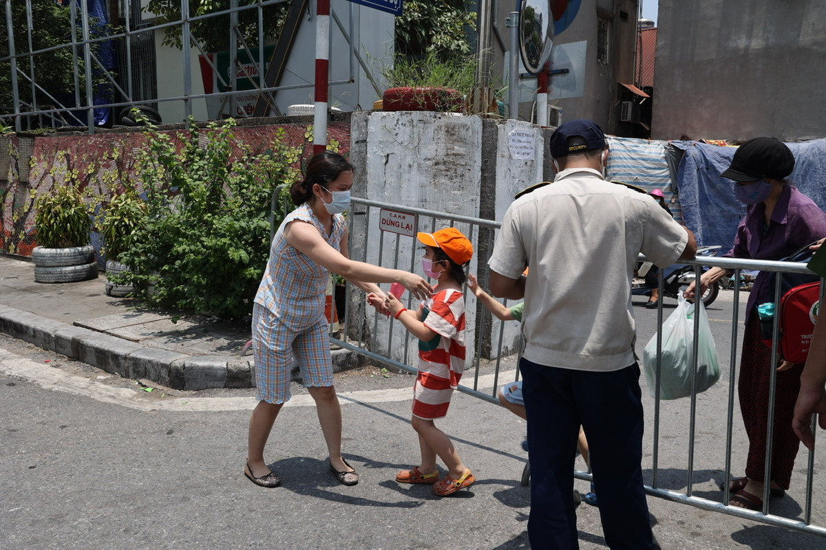 Ngoài ra, người dân phường Chương Dương cũng được yêu cầu không rời khỏi vùng cách ly.