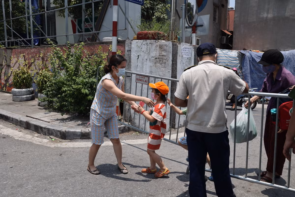 Ngoài ra, người dân phường Chương Dương cũng được yêu cầu không rời khỏi vùng cách ly.