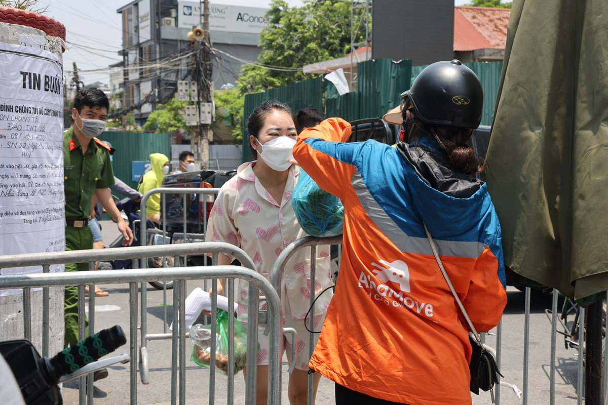 Tuy nhiên, theo ghi nhận của PV báo Tri thức và Cuộc sống, sáng nay (31/7) việc mua bán, tiếp xúc giữa người dân phường Chương Dương với shipper bên ngoài vẫn diễn ra bình thường.