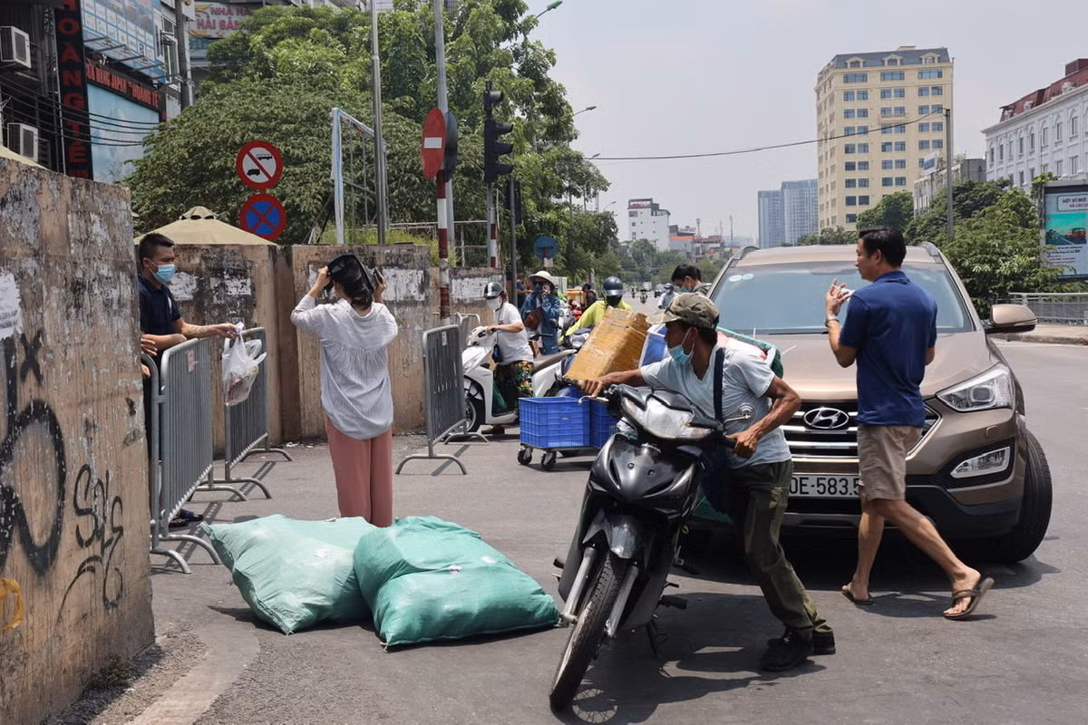 Trong quá trình thực hiện cách ly, UBND phường Chương Dương cũng yêu cầu dừng các hoạt động xây dựng, không tập trung đông người trong vùng cách ly.