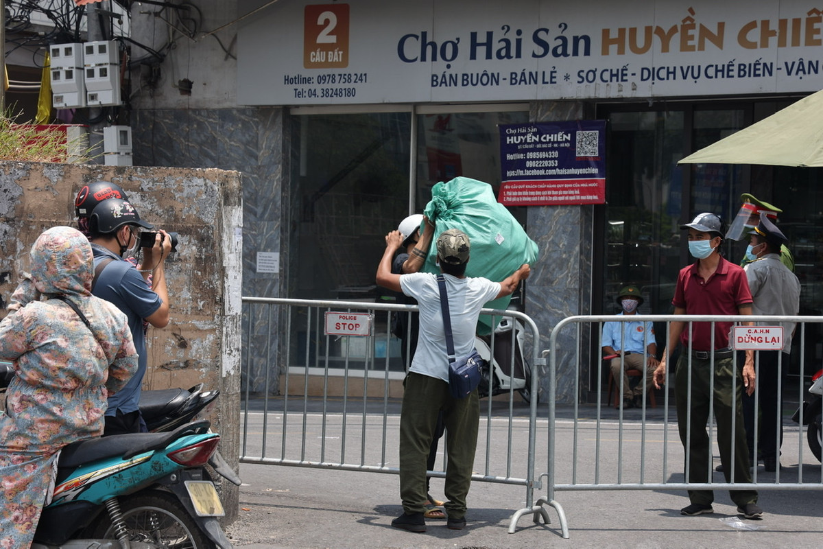 Bat chap lenh phong toa, nguoi dan phuong Chuong Duong van tiep xuc nhieu shipper-Hinh-2