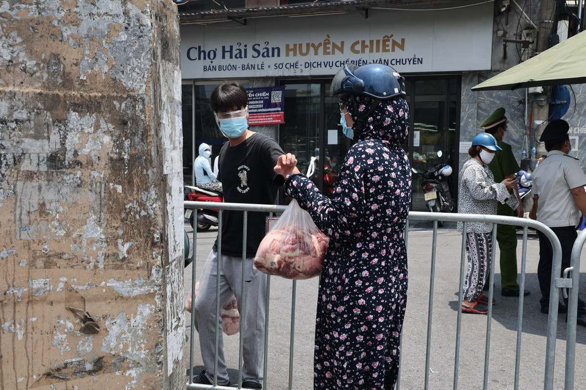 Thậm chí, việc mua bán còn khá nhộn nhịp, tấp nập do người dân trong khu vực cách ly muốn tích trữ thực phẩm.