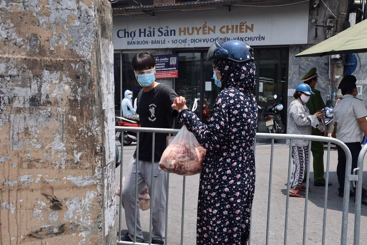 Thậm chí, việc mua bán còn khá nhộn nhịp, tấp nập do người dân trong khu vực cách ly muốn tích trữ thực phẩm.