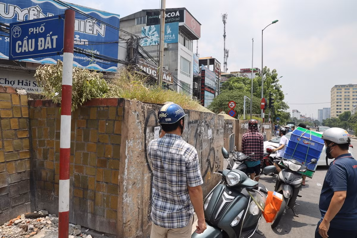 Hàng chục shipper chờ bên ngoài để giao hàng vào khu vực cách ly phường Chương Dương.