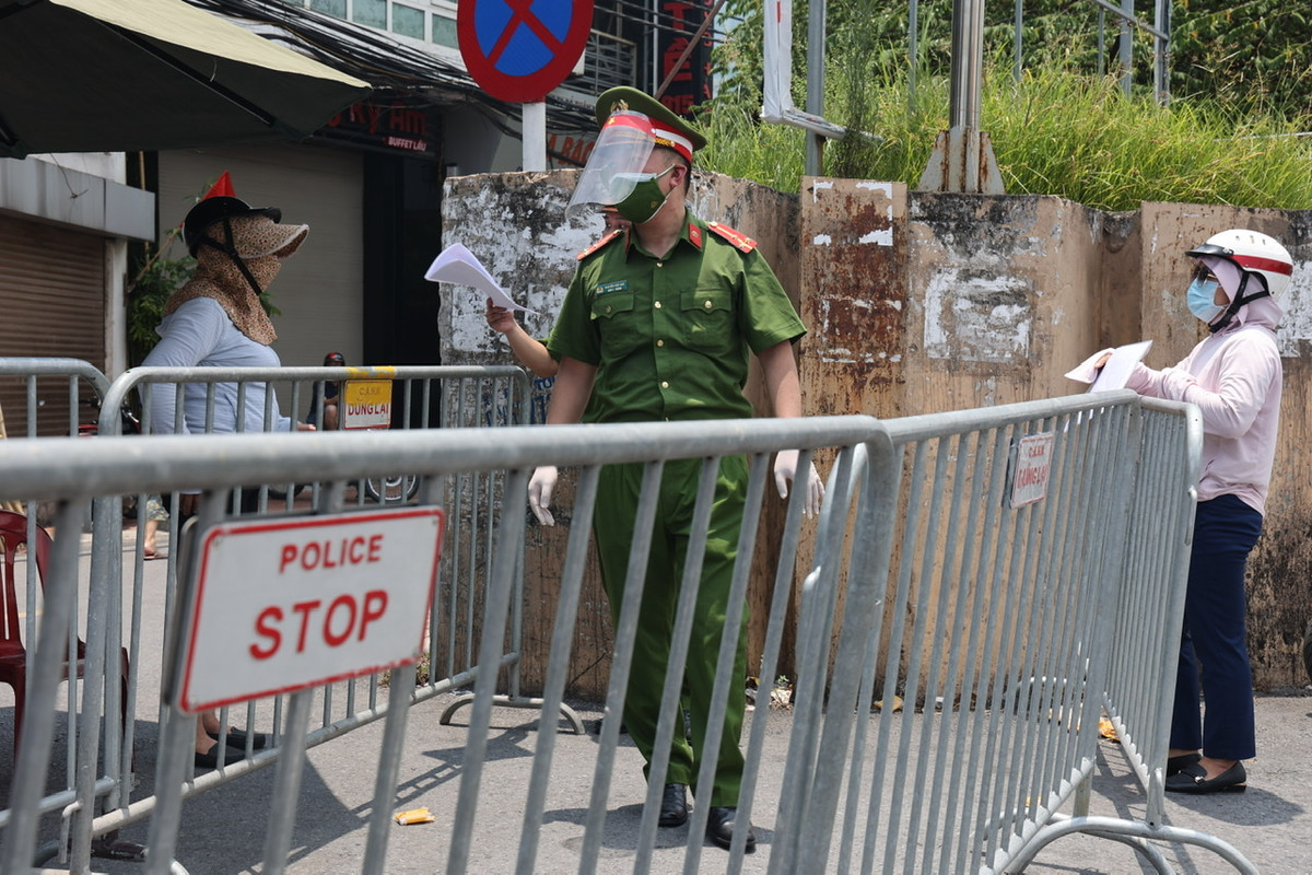 Bat chap lenh phong toa, nguoi dan phuong Chuong Duong van tiep xuc nhieu shipper