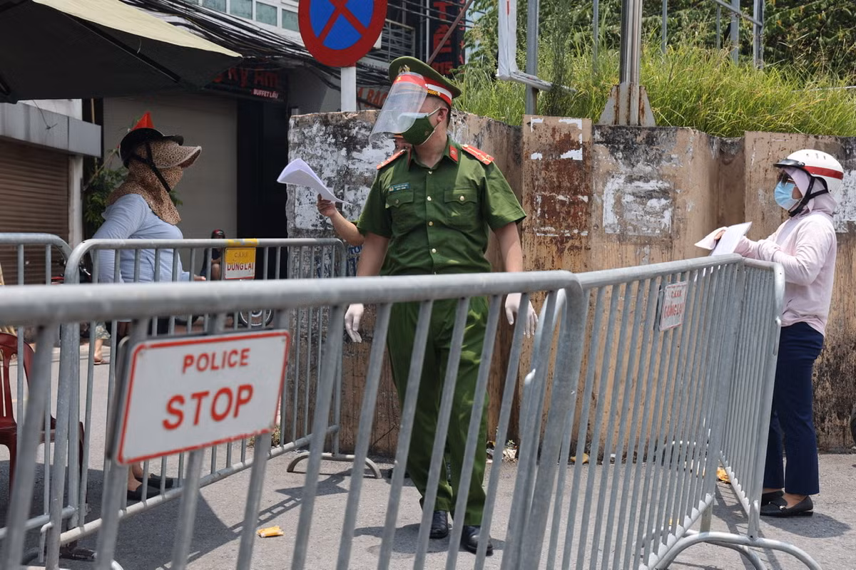 Từ 0h ngày 31/7, toàn bộ phường Chương Dương (quận Hoàn Kiếm) đã có lệnh cách ly y tế do xuất hiện 1 trường hợp là F0 trên địa bàn phường.