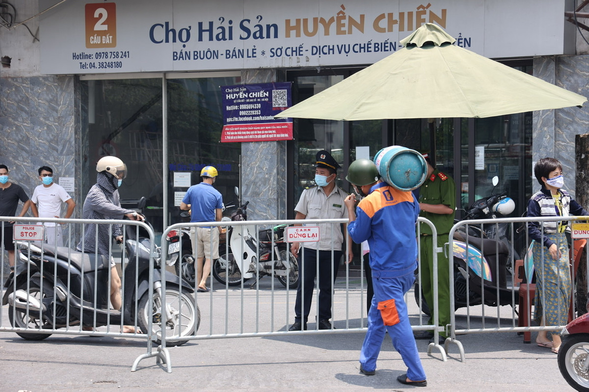 Trước đó, ngày 30/7, trong quá trình xét nghiệm sàng lọc, CDC Hà Nội đã phát hiện 1 người là dân quân tự vệ làm nhiệm vụ tại chốt phong toả dương tính với SARS-CoV-2.