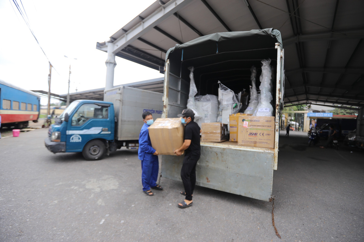 Toàn bộ số hàng được Tổng Cty ĐSVN vận chuyển miễn phí theo chương trình hỗ trợ vận chuyển người và thiết bị phục vụ phòng chống dịch COVID-19.