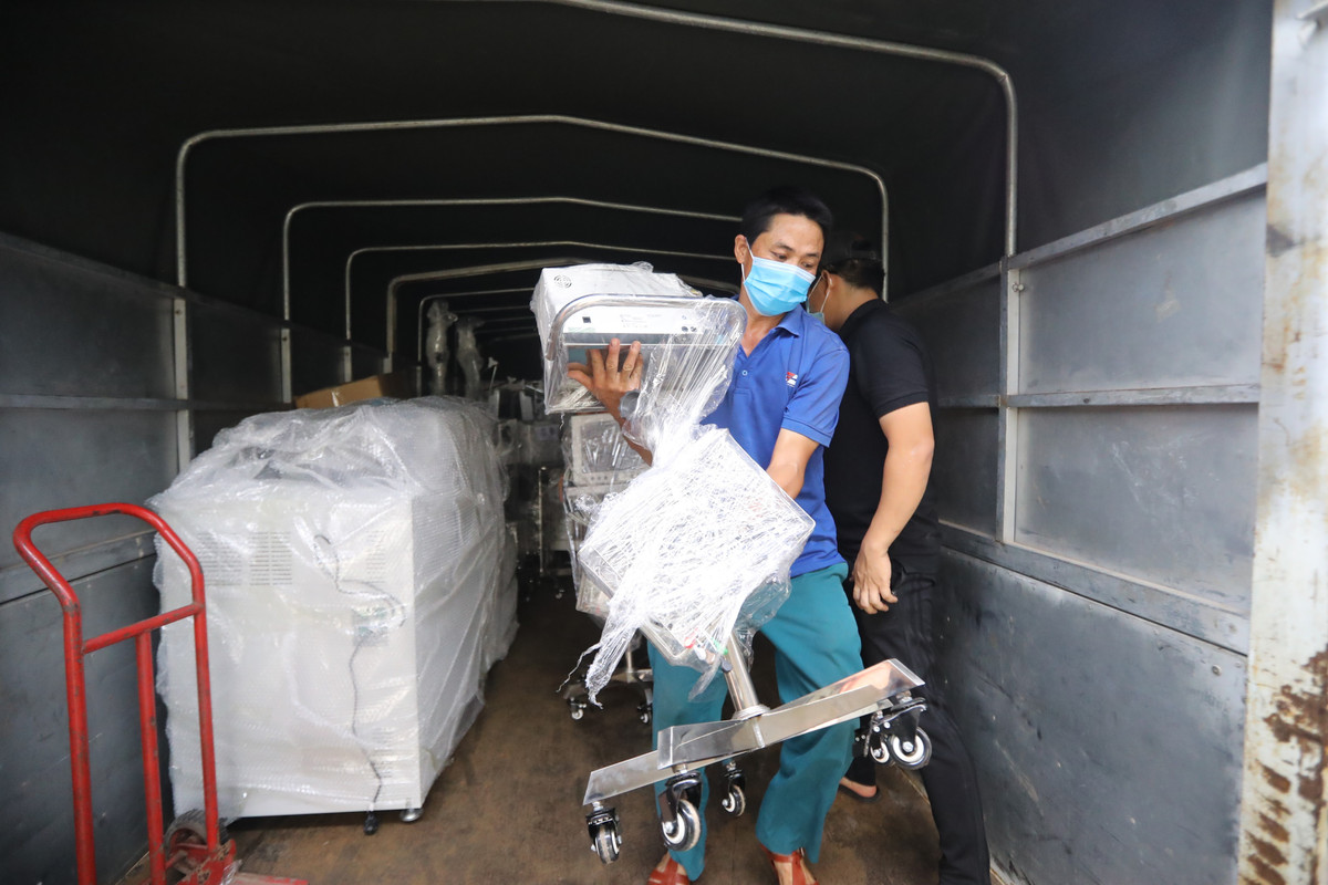 Đại diện BV Bạch Mai cho biết, trong số chuyến hàng vận chuyển lần này vào TP.HCM có 15 máy thở oxy dòng cao, 45 monitor, 80 bơm tiêm điện, 80 máy truyền dịch, 01 máy lọc máu liên tục cùng nhiều thiết bị máy móc khác.