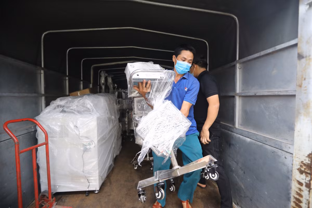 Đại diện BV Bạch Mai cho biết, trong số chuyến hàng vận chuyển lần này vào TP.HCM có 15 máy thở oxy dòng cao, 45 monitor, 80 bơm tiêm điện, 80 máy truyền dịch, 01 máy lọc máu liên tục cùng nhiều thiết bị máy móc khác.