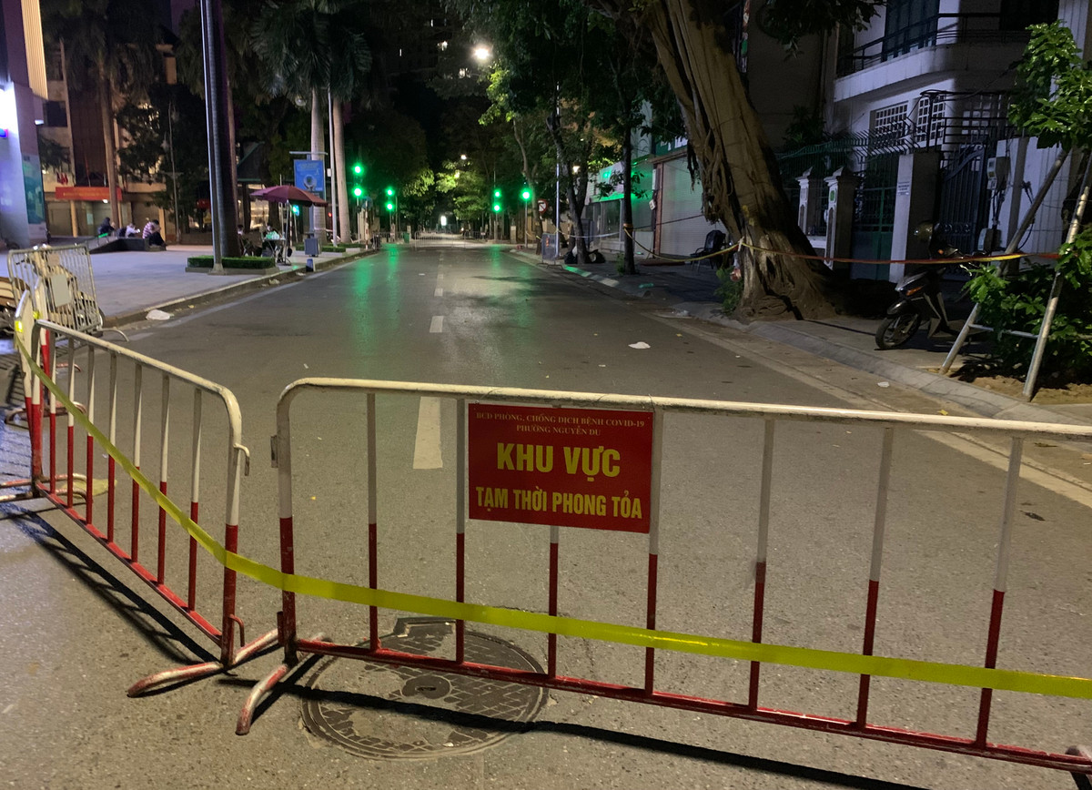 Phó giám đốc Trung tâm Kiểm soát bệnh tật (CDC) Hà Nội Khổng Minh Tuấn cho biết TP vừa ghi nhận trường hợp dương tính với SARS-CoV-2 ngoài cộng đồng tại quận Hai Bà Trưng.