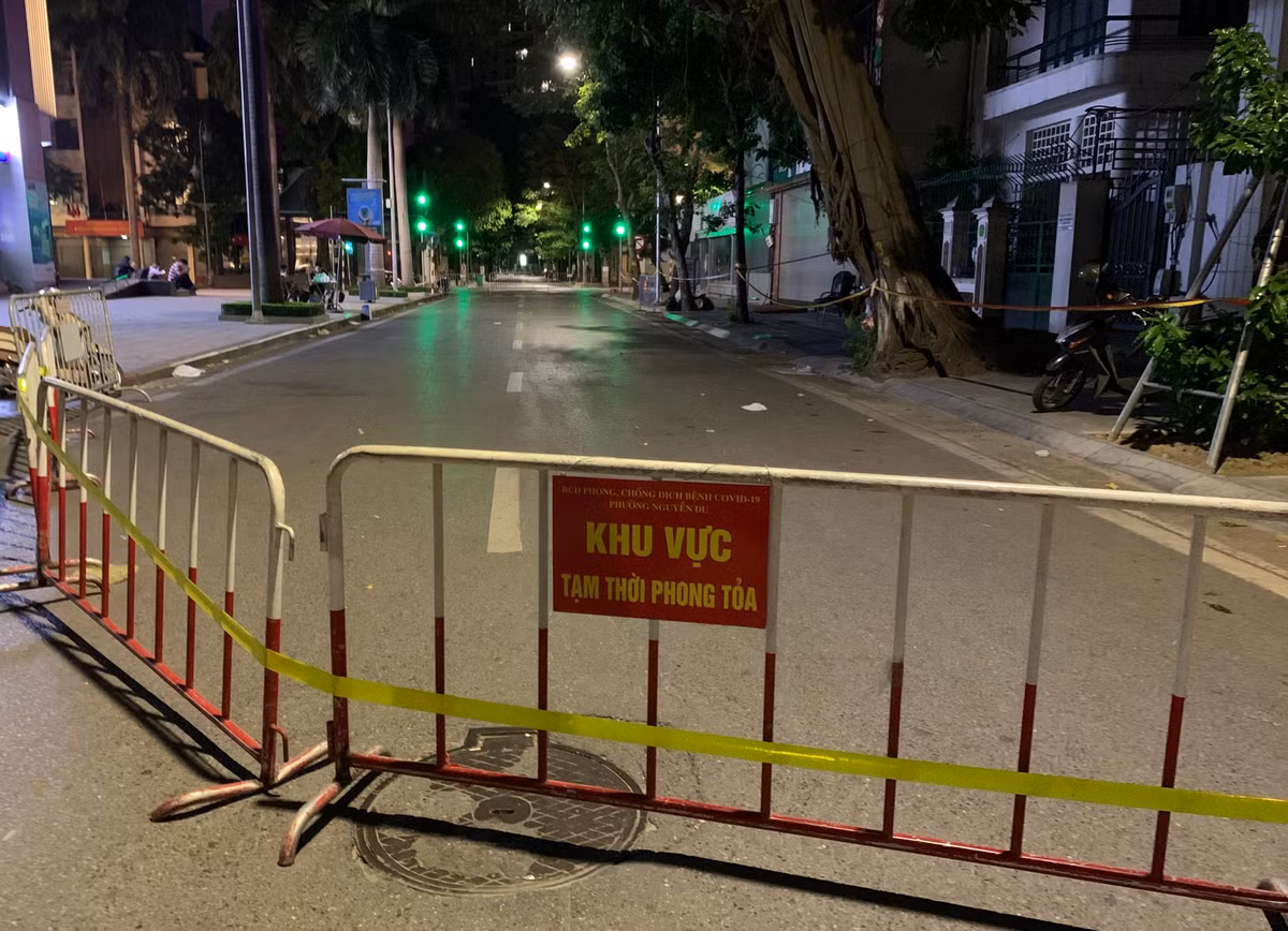 Phó giám đốc Trung tâm Kiểm soát bệnh tật (CDC) Hà Nội Khổng Minh Tuấn cho biết TP vừa ghi nhận trường hợp dương tính với SARS-CoV-2 ngoài cộng đồng tại quận Hai Bà Trưng.