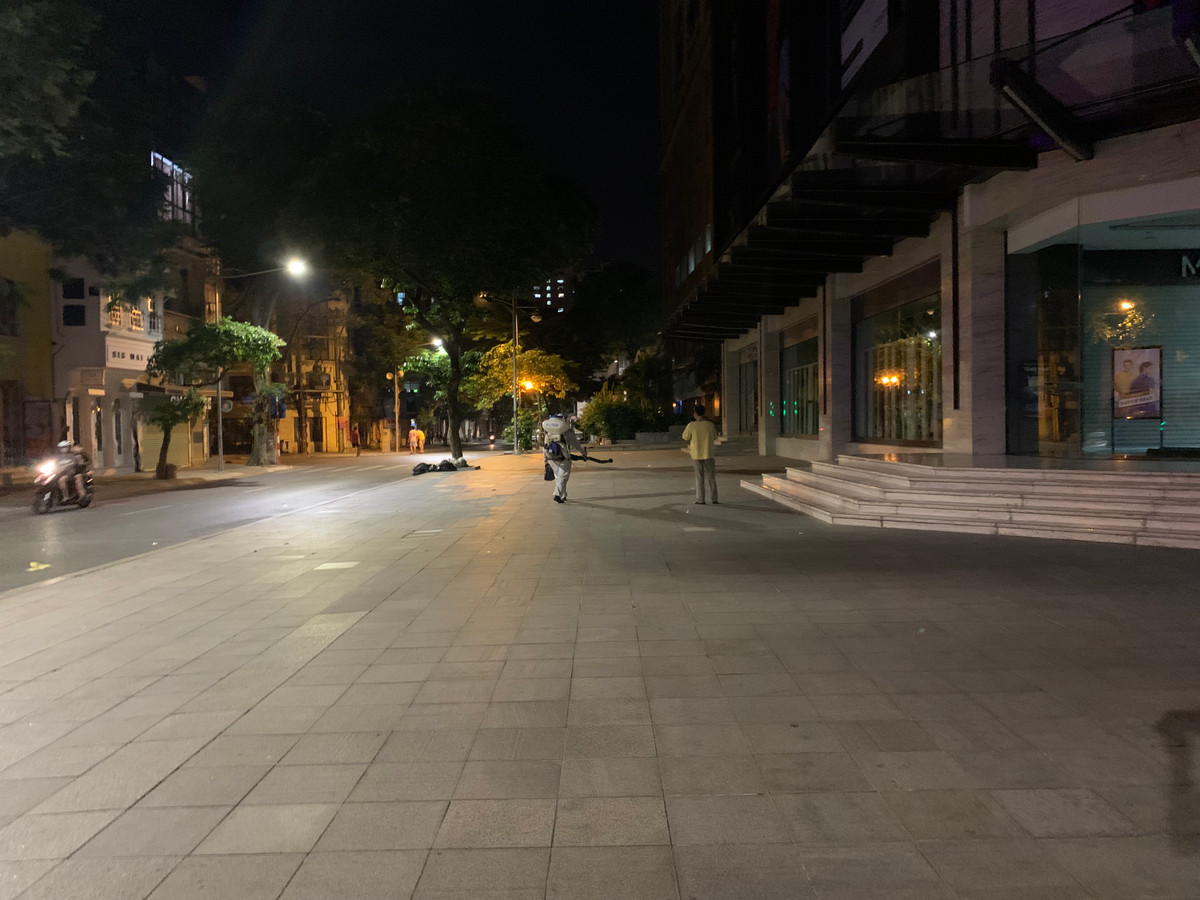 CDC Hà Nội cho biết, hàng ngày, H. đi làm gửi xe tại Vincom Bà Triệu. Ngày 14/7, anh sốt nên đi khám tại Bệnh viện Thanh Nhàn và được lấy mẫu xét nghiệm cho kết quả dương tính với SARS-CoV-2.